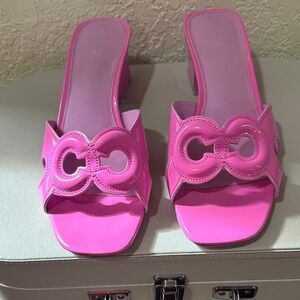 The Nia sandals play on our iconic "C" emblem with a block heel . Size 9🌸🌷🎀🩷👛🦩